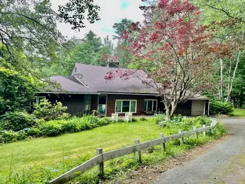 31 Lovers Ln, Greenfield, MA 01301