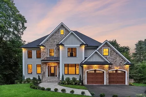 79 Chestnut St, Lynnfield, MA 01940