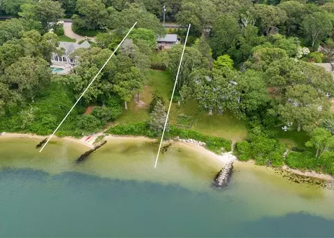 389 Barnes Rd, Oak Bluffs, MA 02557