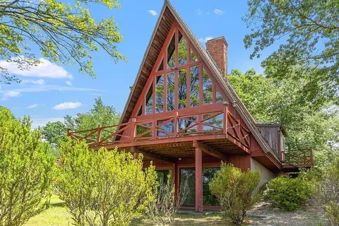 48 Cliff Dr, Freetown, MA 02702