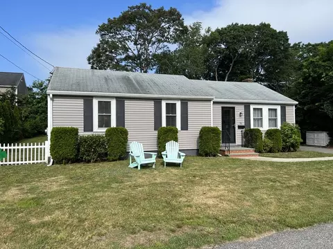 31 Buzzards Bay Ave, Bourne, MA 02532