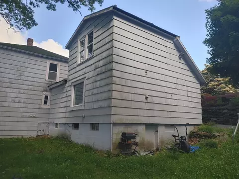 27 Maple St, Spencer, MA 01562