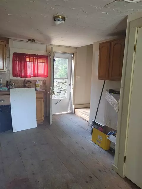 27 Maple St, Spencer, MA 01562 photo 4