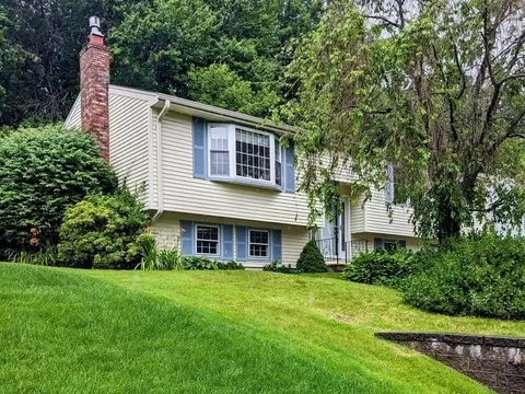 5 Otter Trl, Worcester, MA 01605 photo 2