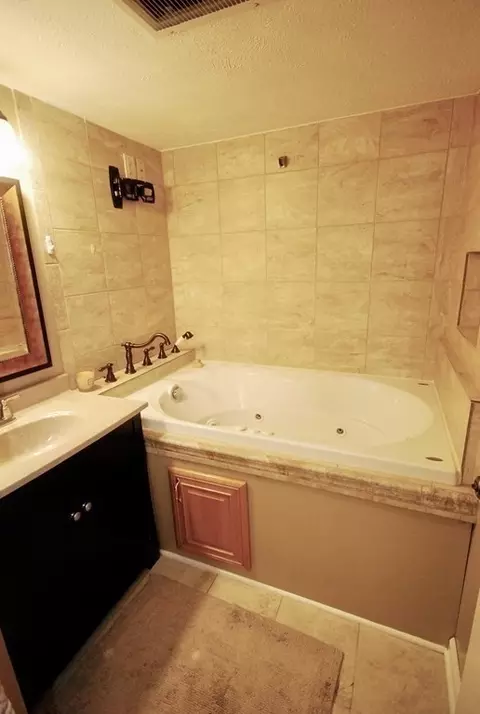 105 Helberg Rd, Springfield, MA 01128 photo 17