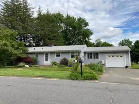 40 High St, Granby, MA 01033