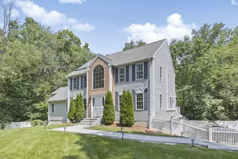 15 Hill St, Medway, MA 02053
