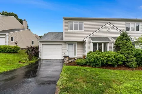 102 Oakwood Ln #102, Worcester, MA 01604