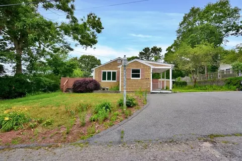 7 Metacom Rd, Mashpee, MA 02649