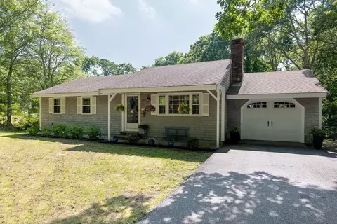 108 Pebble Ln, Falmouth, MA 02556