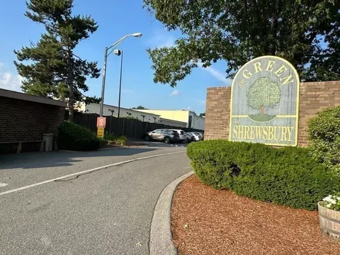 8 Shrewsbury Green Dr #D, Shrewsbury, MA 01545