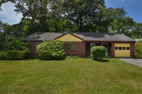 61 Minot St, Falmouth, MA 02540