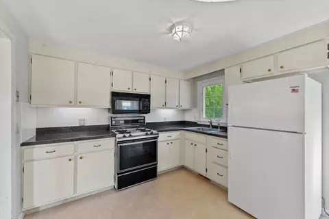 90 Fallston St, Springfield, MA 01119 photo 9