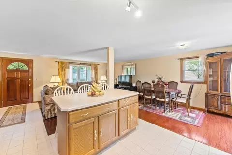 239 Ellendale Cir, Springfield, MA 01128 photo 9