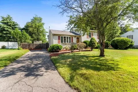 239 Ellendale Cir, Springfield, MA 01128 photo 4