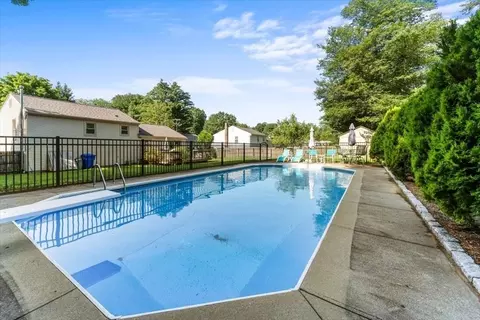 239 Ellendale Cir, Springfield, MA 01128 photo 2