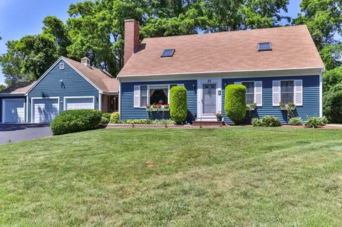 25 Bedford St, Falmouth, MA 02536
