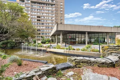250 Hammond Pond Pkwy #1016S, Chestnut Hill, MA 02467