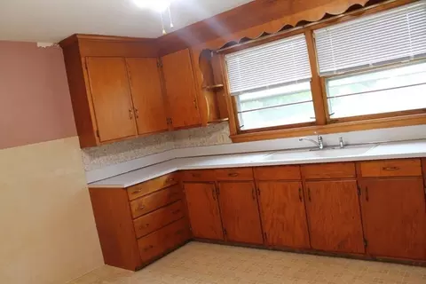 39 Sampson St, Chicopee, MA 01020 photo 6