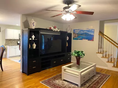 90 Pinecrest Dr, Springfield, MA 01118 photo 2