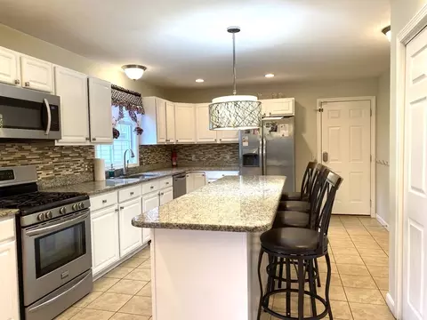 90 Pinecrest Dr, Springfield, MA 01118 photo 6
