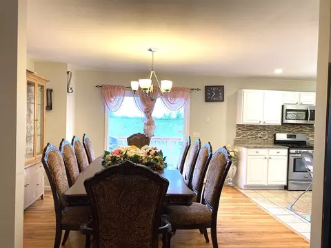 90 Pinecrest Dr, Springfield, MA 01118 photo 4