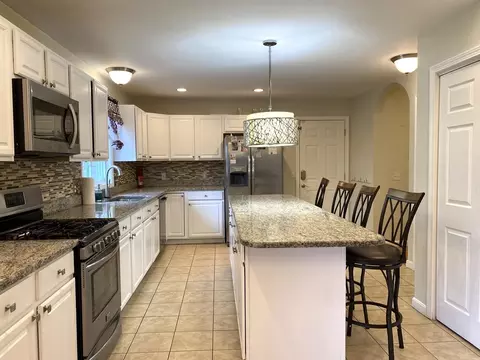 90 Pinecrest Dr, Springfield, MA 01118 photo 5