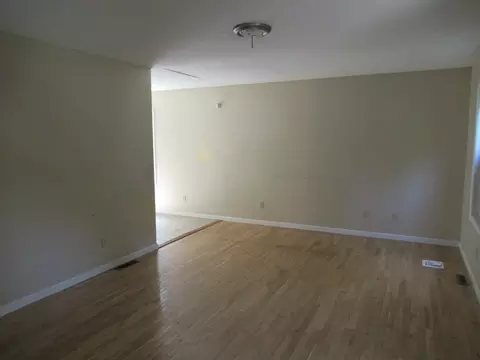 143 Draper St, Springfield, MA 01108 photo 2