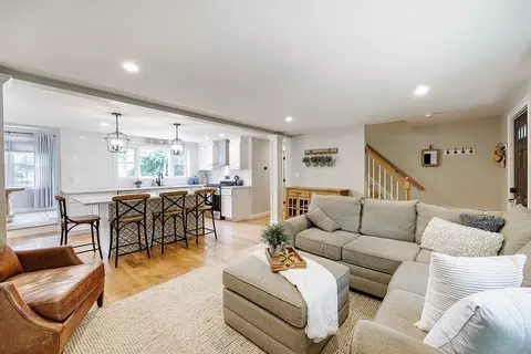 43 Glenmere Cir, Reading, MA 01867 photo 2