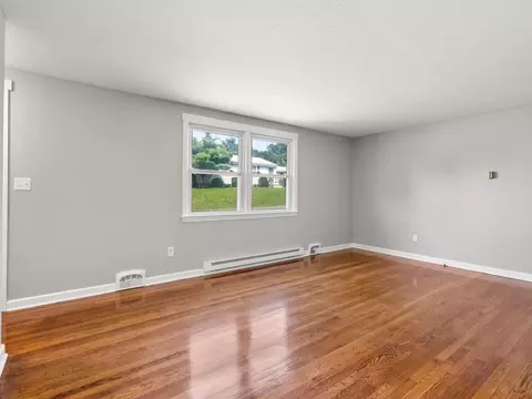 40 Dennis St, Springfield, MA 01118 photo 6
