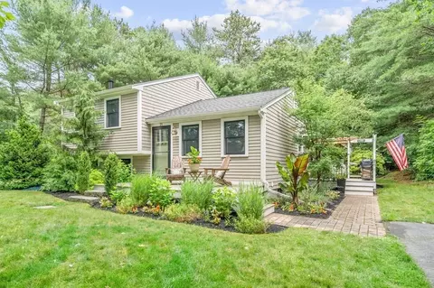21 Dorothy Dr, Plymouth, MA 02360