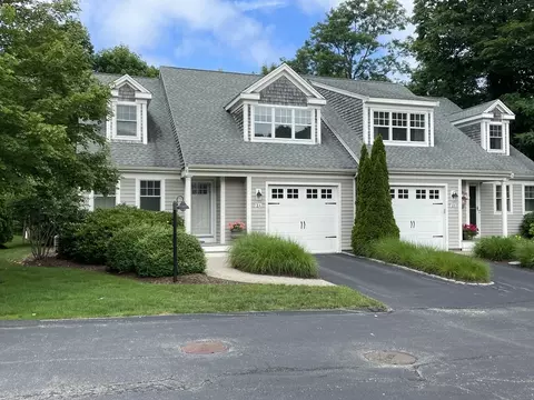 21 Pine St #2A, Falmouth, MA 02556