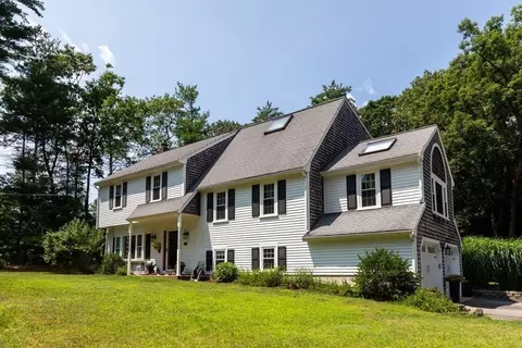 7 Bow St, Carver, MA 02330