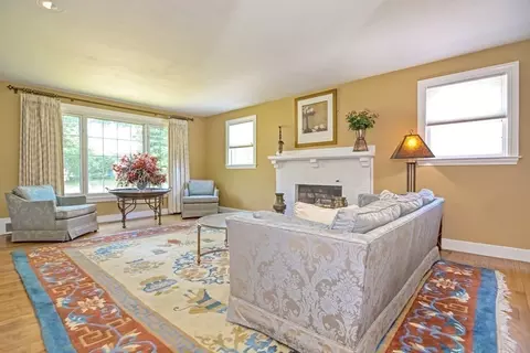 71 Elda Rd, Framingham, MA 01701