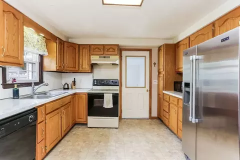 384 Abbott St, Springfield, MA 01118 photo 3
