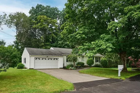 16 Truehart Dr, Easthampton, MA 01027