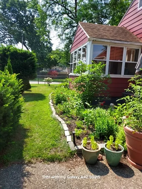 86 Linnell St, Springfield, MA 01104 photo 6