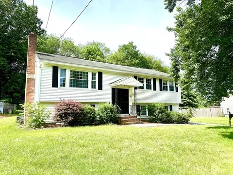 40 Surrey Dr, North Andover, MA 01845