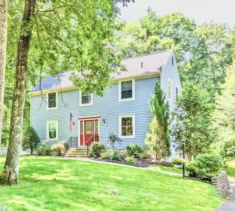 18 Ledgewood Dr, Belchertown, MA 01007