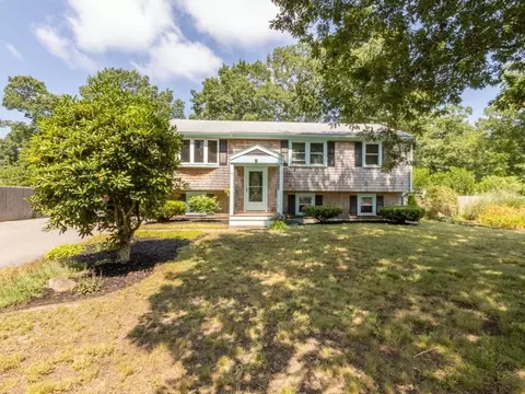 10 Cornish St, Carver, MA 02330