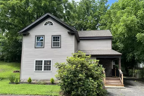 4 Crescent St, Huntington, MA 01050