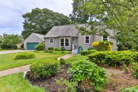 36 Pheasant Ln, Falmouth, MA 02536