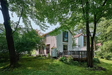 52 Pine Grv #52, Amherst, MA 01002