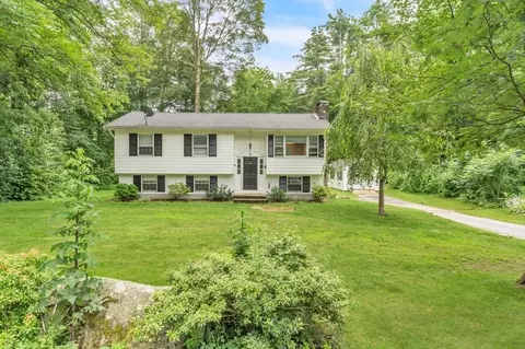 8 North Dr, Sturbridge, MA 01518