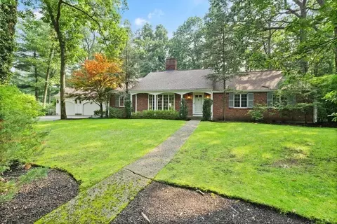 24 Bishops Ln, Lynnfield, MA 01940