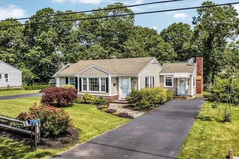40 English St, Falmouth, MA 02536
