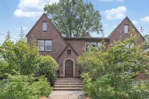 50 Crosby Rd #1, Newton, MA 02467