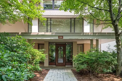 228 Allandale Rd #2B, Boston College, MA 02467