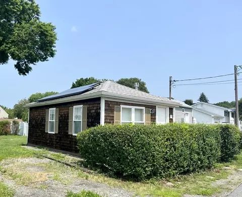 79 Angus St, Somerset, MA 02725