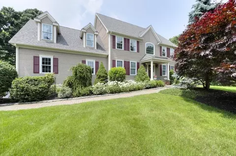 8 Rolling Hill Rd, Shrewsbury, MA 01545